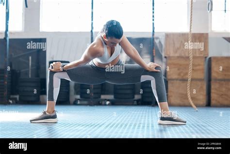 Gimnasio Mujer Y Estiramiento De Piernas Ejercicio Antes Del