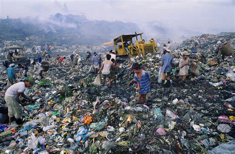 Recycling rubbish on Smokey mountain, Manilla, Philippines | Nigel ...