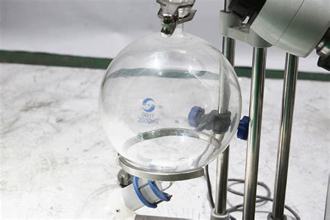 Thin Film Rotary Vacuum Evaporator Device With Heating Bath