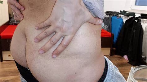 Freche Sexy Milf Probiert Nackte Kleidung An Behaarte Latina Muschi Probiert Kleidung Im Bett