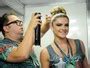 EGO Mirella Santos Ajeita Fantasia E Retoca Make Antes Do Desfile Da