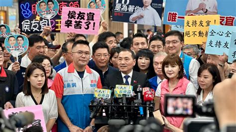 侯友宜訪日結束返台！遇抗議民眾暴衝場面混亂 支持者急喊「凍蒜」壓制 Ftnn 新聞網