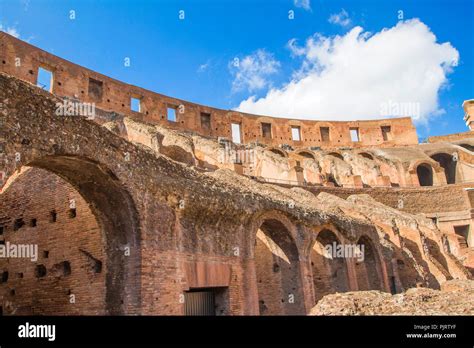 Detalle De Las Paredes Interiores Del Anfiteatro Flavio El Coliseo En