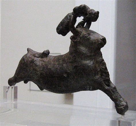 Minoan Bull Leaping bronze statue side view British Museum | Estatuas ...