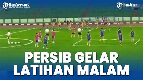 Persib Bandung Menggelar Latihan Pada Malam Hari Di Stadion Siliwangi