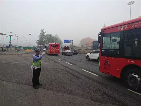 市南交警敲黑板：雾天行车“雾”必注意这几点 ！安全出行指南 新闻频道 中华网