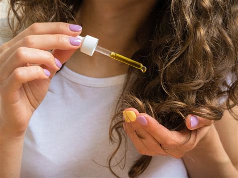 The Right Way To Apply Oil In Your Hair As Per Ayurveda