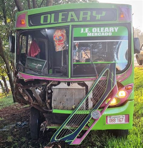 Bus se lleva por delante dos automóviles y deja un lesionado ABC en