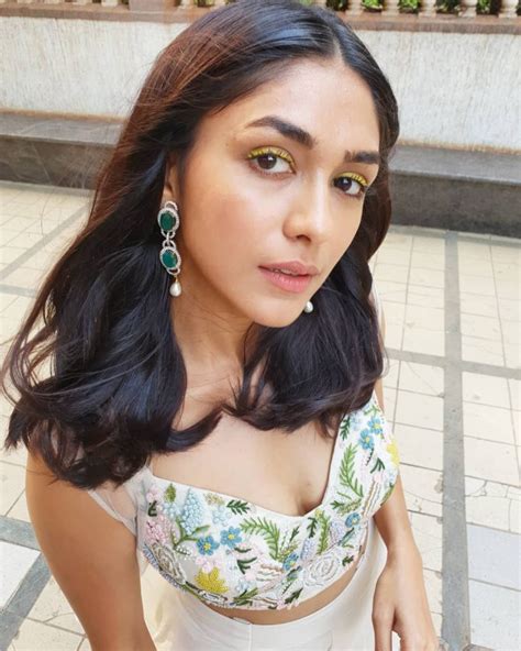 Mrunal Thakur Wiki Biography Age Movies Boyfriend And More News Bugz