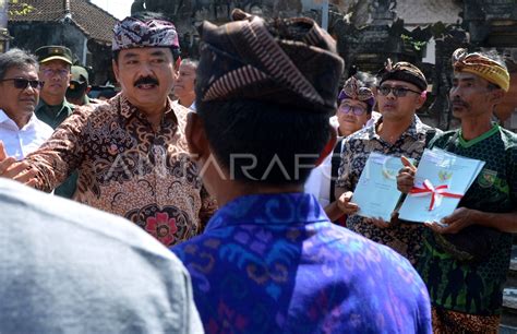 Menteri ATR BPN Serahkan Sertifikat Tanah ANTARA Foto