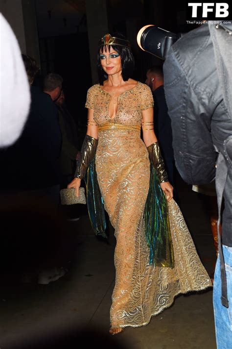 Heather Graham Flashes Her Nude Tits As She Attends Heidi Klums 21st Annual Halloween Party 41