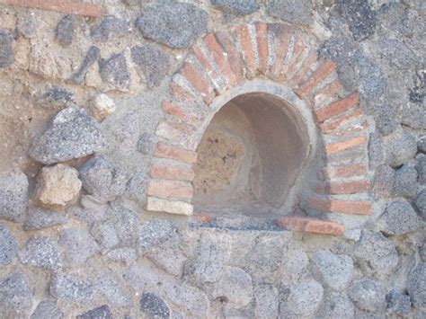 VI 14 17 Pompeii May 2005 Niche In West Wall