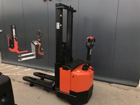 Как правильно выбрать штабелер для перемещения грузов - GlobalSib