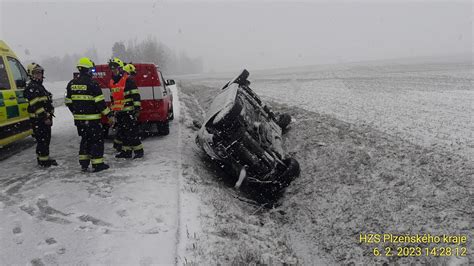 Mezi Částkovem a Pernolcem havarovalo jedno auto do příkopu V