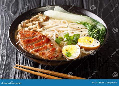 Ramen Soupe Aux Nouilles Asiatiques Avec L Gumes Aux Champignons De