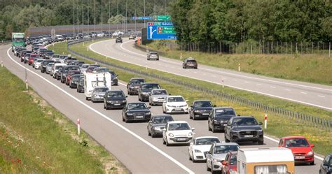 Koniec długiego weekendu Polacy wracają do domów na trasach korki