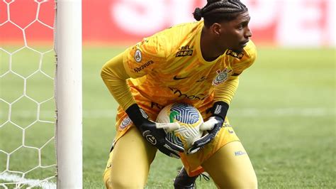 Hugo Souza Altura E Peso - Todos os pênaltis que Hugo Souza defendeu como goleiro do Corinthians ...