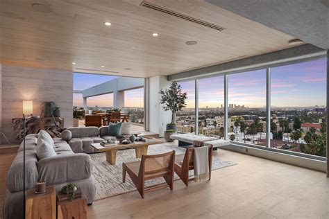 Hollywood's Top 35 Real Estate Agents List 2023