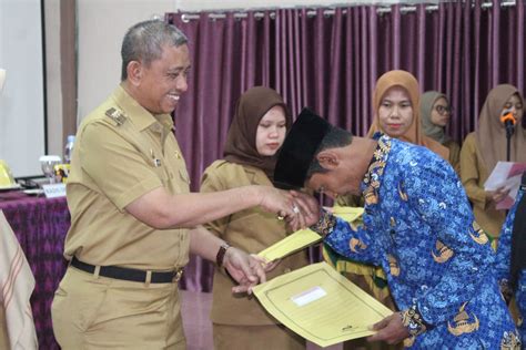 Serahkan Sk Pengangkatan Ke Pppk Tenaga Guru Amran Mahmud Minta Terus