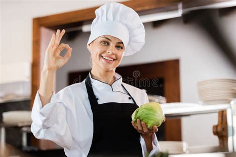 Cocinero Sonriente Mostrando Un Buen Gesto Y Foto De Archivo Imagen