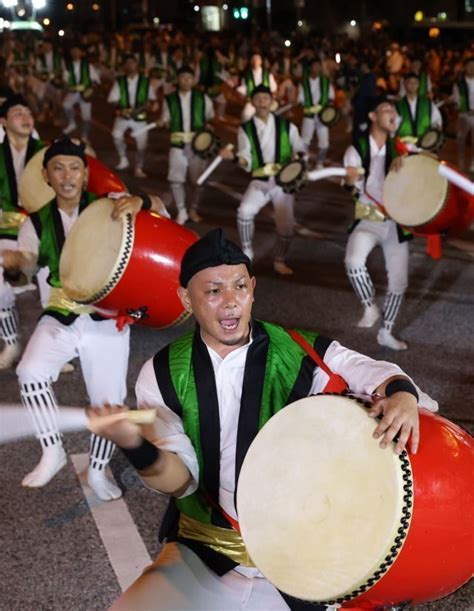 【動画】勇壮に道じゅねー 4年ぶりの全島エイサーが開幕 9日は沖縄市青年祭り、10日に本祭 琉球新報デジタル