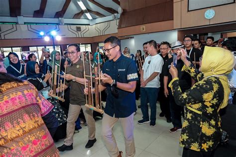 Sandiaga Dorong Kabupaten Subang Miliki Subsektor Ekonomi Kreatif