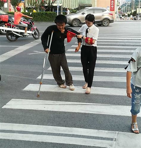 扶残疾人过马路疾人过马路扶老人过马路大山谷图库