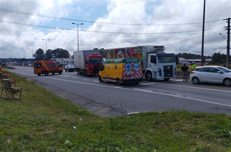 Motorista fica ferido após bater caminhão na traseira de outro caminhão