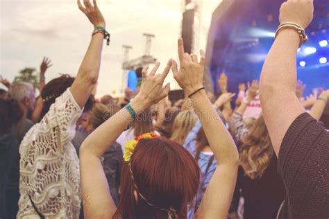 Outdoor Music Festival Crowd Editorial Image Image Of Cheering Music