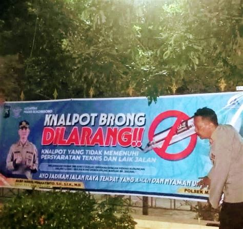 Kapolsek Margomulyo Bersama Anggotanya Pasang Banner Himbauan Larangan