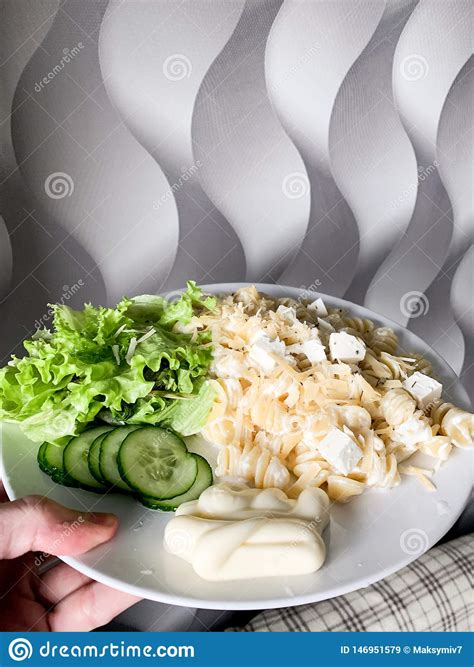 Frischer Gr Ner Salat Mit Feta Und Teigwaren Stockbild Bild Von