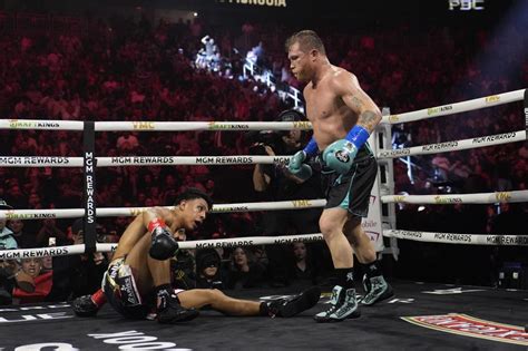 Canelo Álvarez sigue siendo el rey derrota a Munguía con una lección