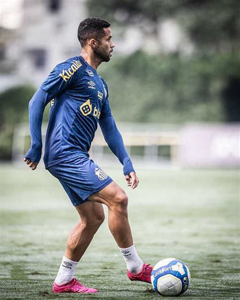 Escalação do Santos Carille comanda treino tático e esboça provável