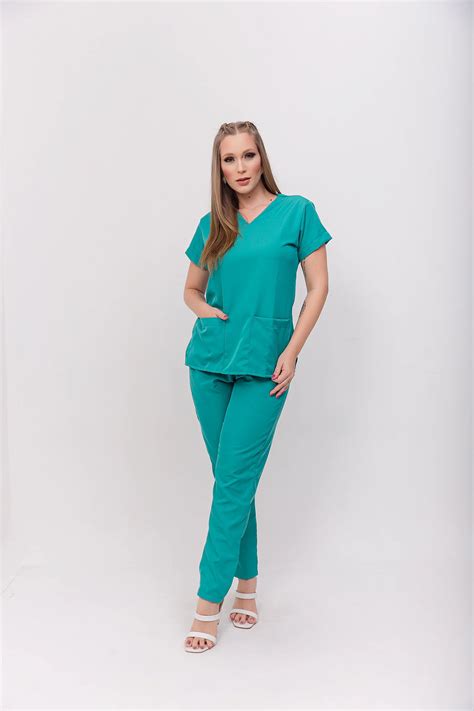 Conjunto Scrub Gabardine Verde Petr Leo Mayroca Scrubs Mayroca Scrubs