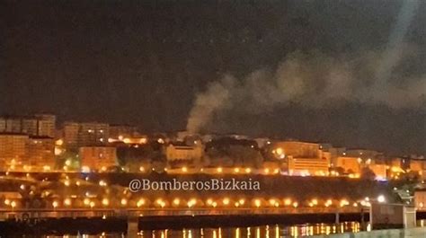 Vídeo Un incendio quema el gaztetxe del Carmen en Portugalete