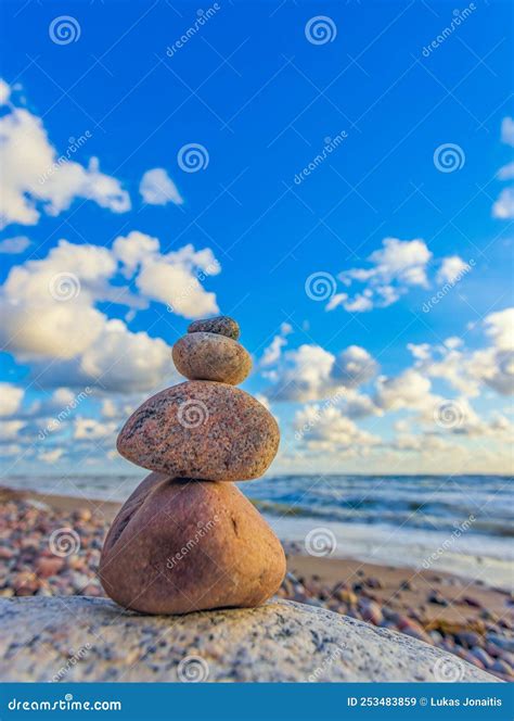 Torre De Piedra En La Playa Con Luz De Puesta De Sol Por La Noche