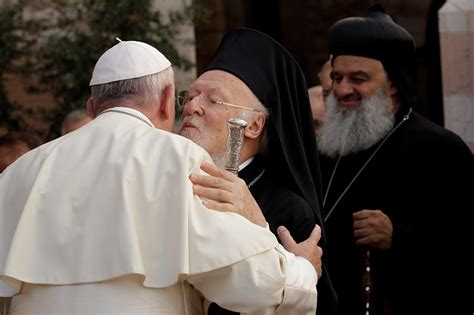 Papa Francisco Abraza A Los Líderes De Otras Religiones Reunidos Para Orar En Asis Prensa Gráfica