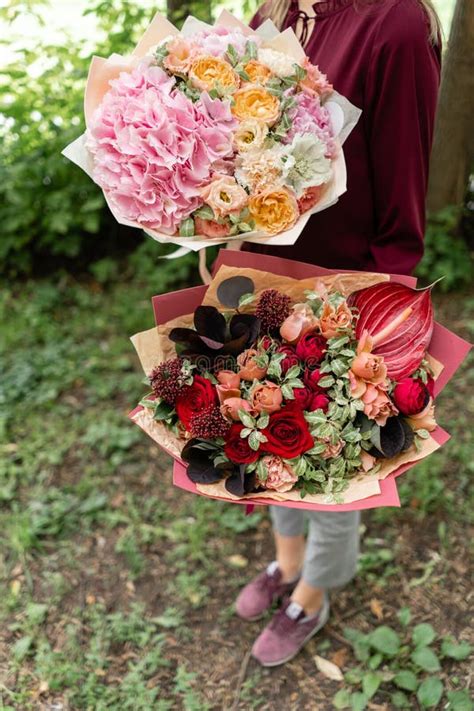 Ramo Hermoso Del Verano Dos Arreglo Con Las Flores De La Mezcla Chica