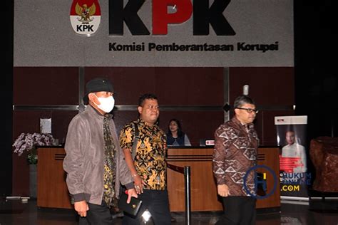 Kpk Periksa Anggota Bpk Pius Lustrilanang