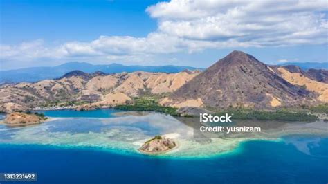 Pemandangan Udara Pantai Dan Kapal Wisata Yang Berlayar Di Pulau Kelor