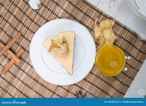 Chokladkakssegment Med En Vit Kopp Te Fotografering för Bildbyråer