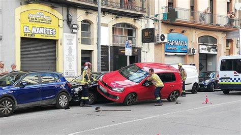 ACCIDENT MANRESA Un Cotxe Queda Encavalcat Sobre Un Altre Que Estava