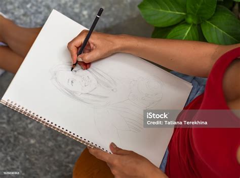 Artista E Ilustradora Ucraniana Pensando En La Idea De Un Dibujo