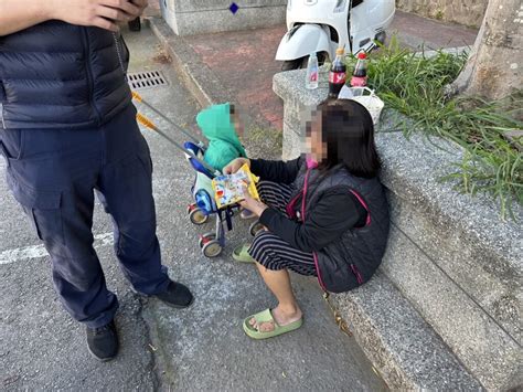 外籍眼疾嬤推嬰兒車帶一歲童迷途走十里路 警民聯手尋回