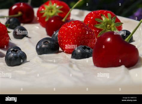 Yaourt Skyr Aux Fraises Et Myrtilles Banque De Photographies Et D