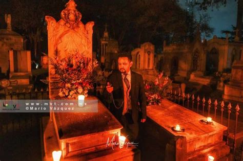 De noche narran leyendas en el panteón La Soledad de Toluca