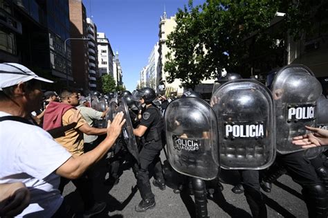 Polícia e manifestantes entram em confronto no primeiro protesto contra