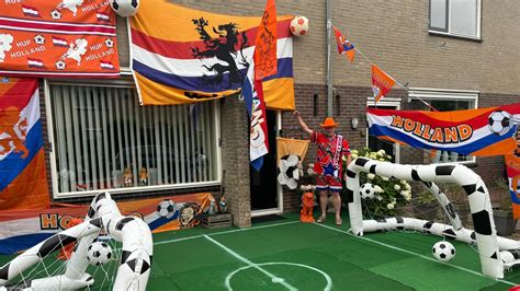 Oranjekoorts Slaat Toe In Nijkerk Traditie Om Samen Met De Buurt Te