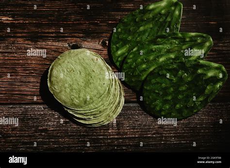 Tortillas Mexicanas Hechas Con Nopales De Color Verde Comida