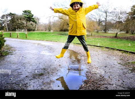 Junge In Pfütze Springen Stockfotos und bilder Kaufen Alamy